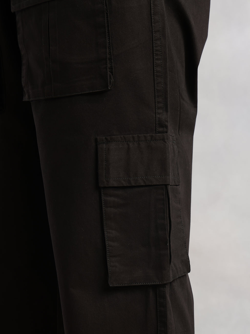 Black Relaxed Loose Fit 100% Cotton Solid Drawstring Closure Woven Cargo Trouser For Men