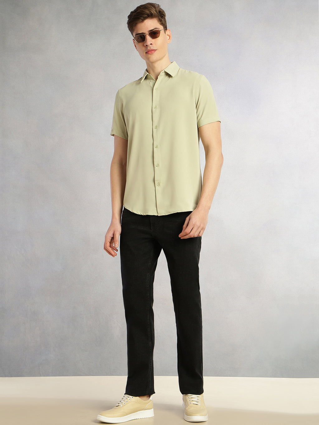 Thomas Scott Men Green Regular Fit Short Sleeves Spread Collar Solid Polyester Casual Shirt