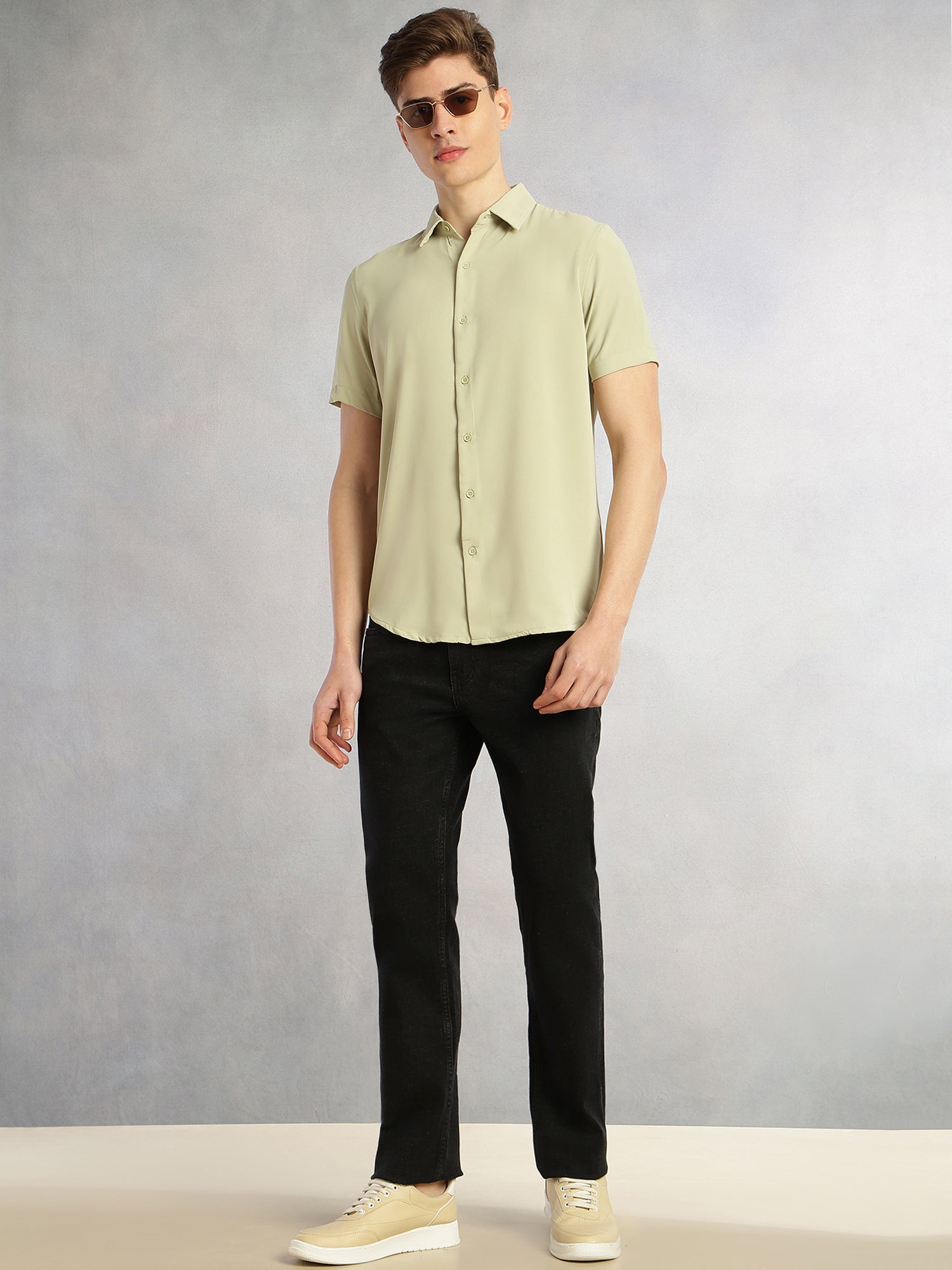 Thomas Scott Men Green Regular Fit Short Sleeves Spread Collar Solid Polyester Casual Shirt
