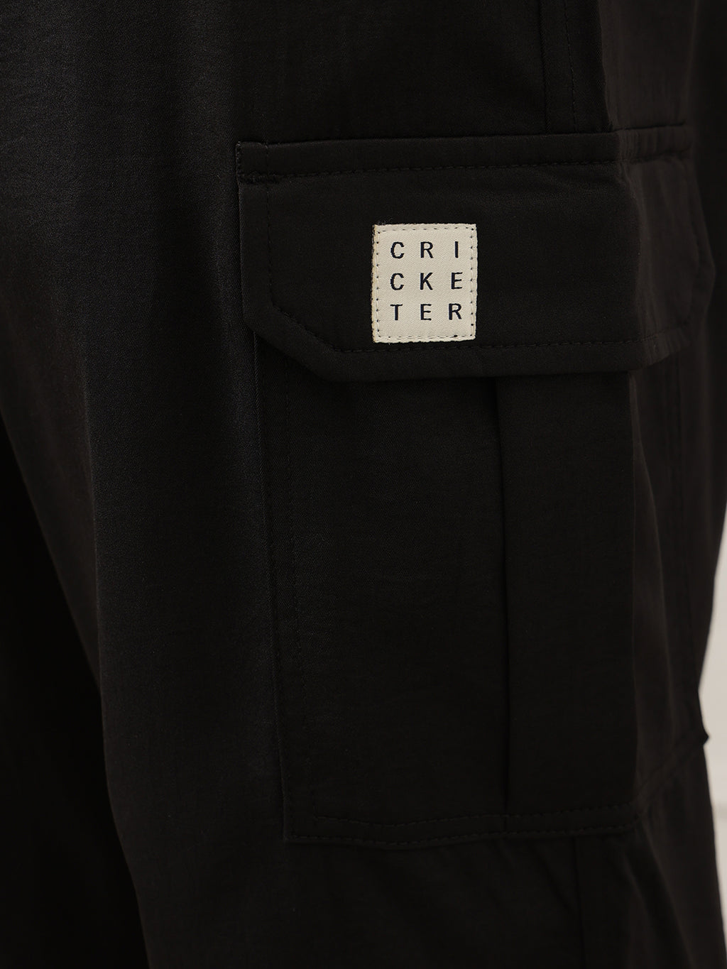 Black Smart Easy Wash Relaxed Fit Mid-Rise Solid Woven Cargo Trouser For Men