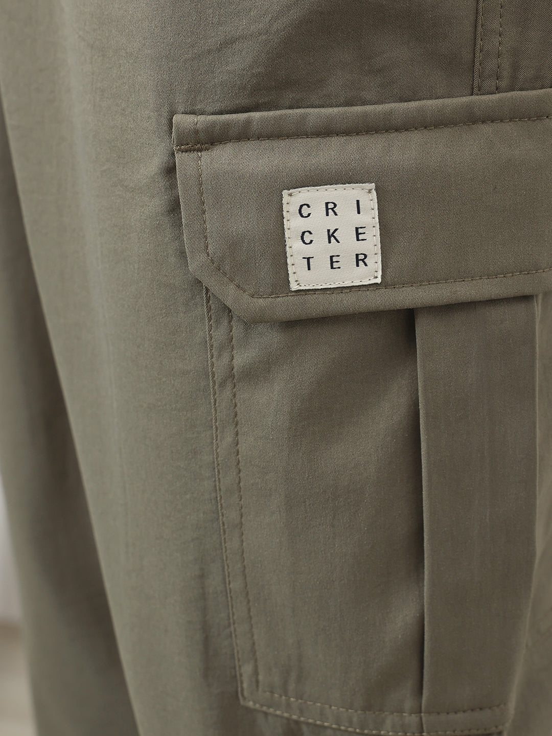Olive Smart Easy Wash Relaxed Fit Mid-Rise Solid Woven Cargo Trouser For Men