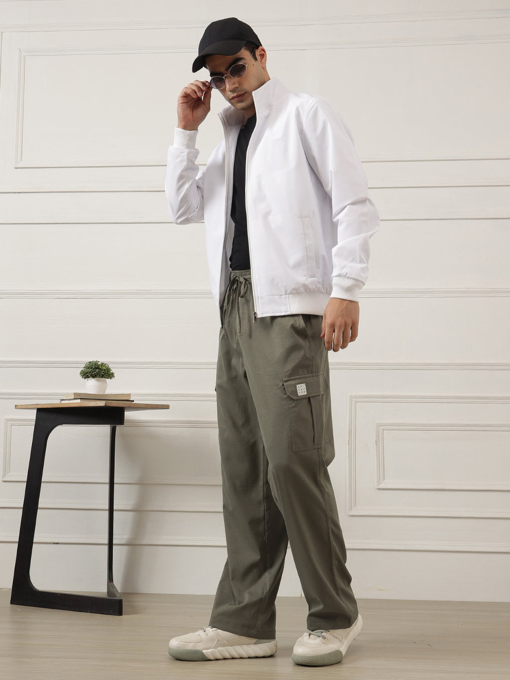 Olive Smart Easy Wash Relaxed Fit Mid-Rise Solid Woven Cargo Trouser For Men