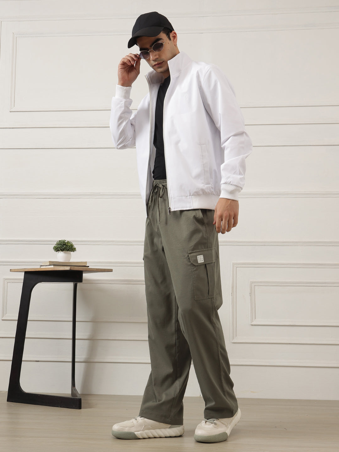 Olive Smart Easy Wash Relaxed Fit Mid-Rise Solid Woven Cargo Trouser For Men