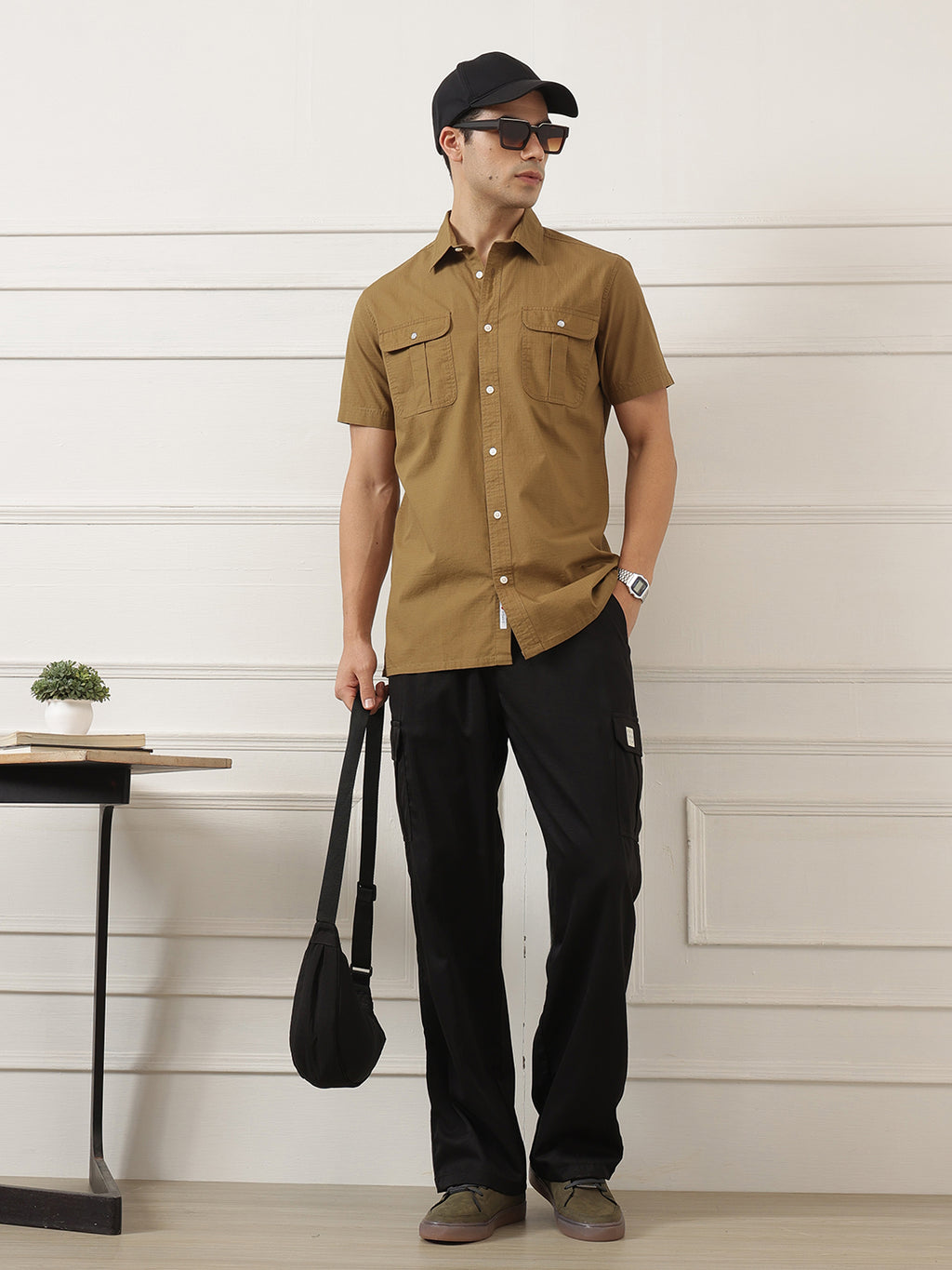 Black Smart Easy Wash Relaxed Fit Mid-Rise Solid Woven Cargo Trouser For Men