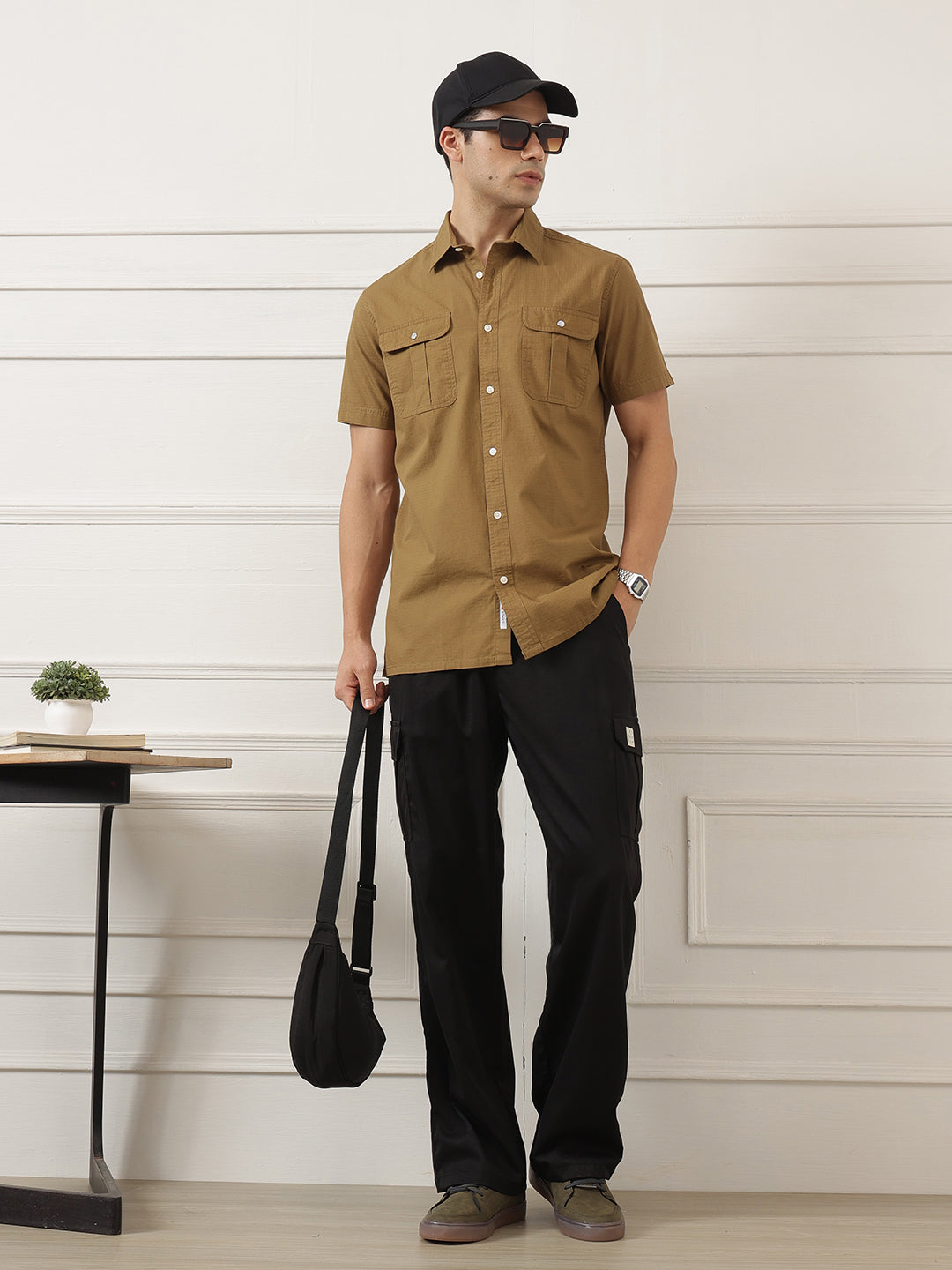 Black Smart Easy Wash Relaxed Fit Mid-Rise Solid Woven Cargo Trouser For Men