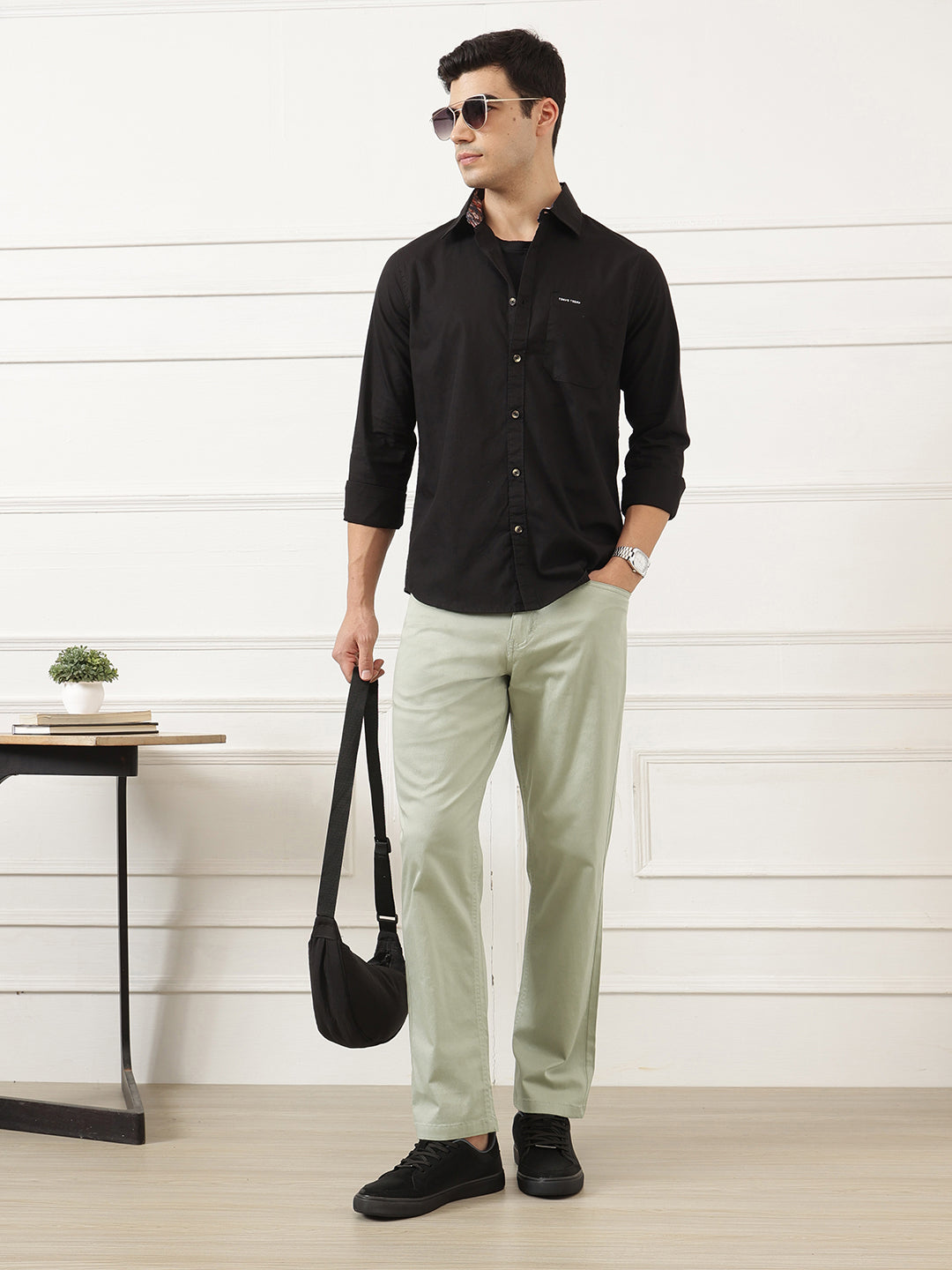 Mint Smart Easy Wash Regular Fit Mid-Rise Solid Woven Chinos Trouser For Men