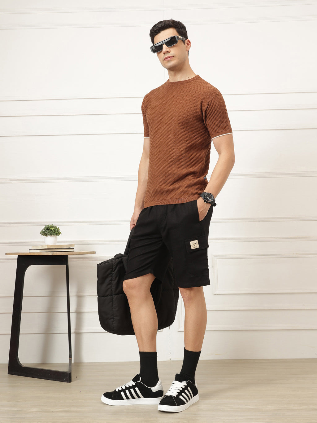 Black Regular Fit Mid-Rise Textured Cotton Linen Cargo Shorts For Men