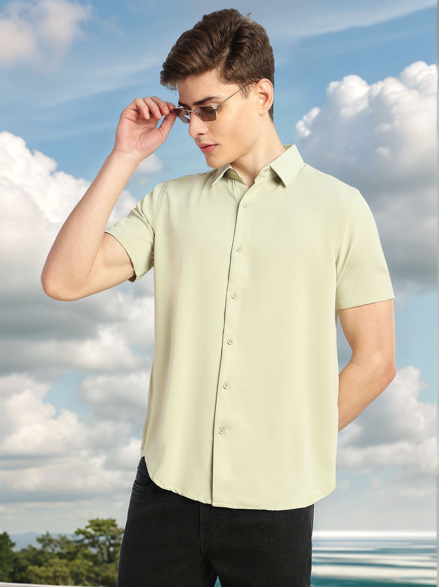 Thomas Scott Men Green Regular Fit Short Sleeves Spread Collar Solid Polyester Casual Shirt