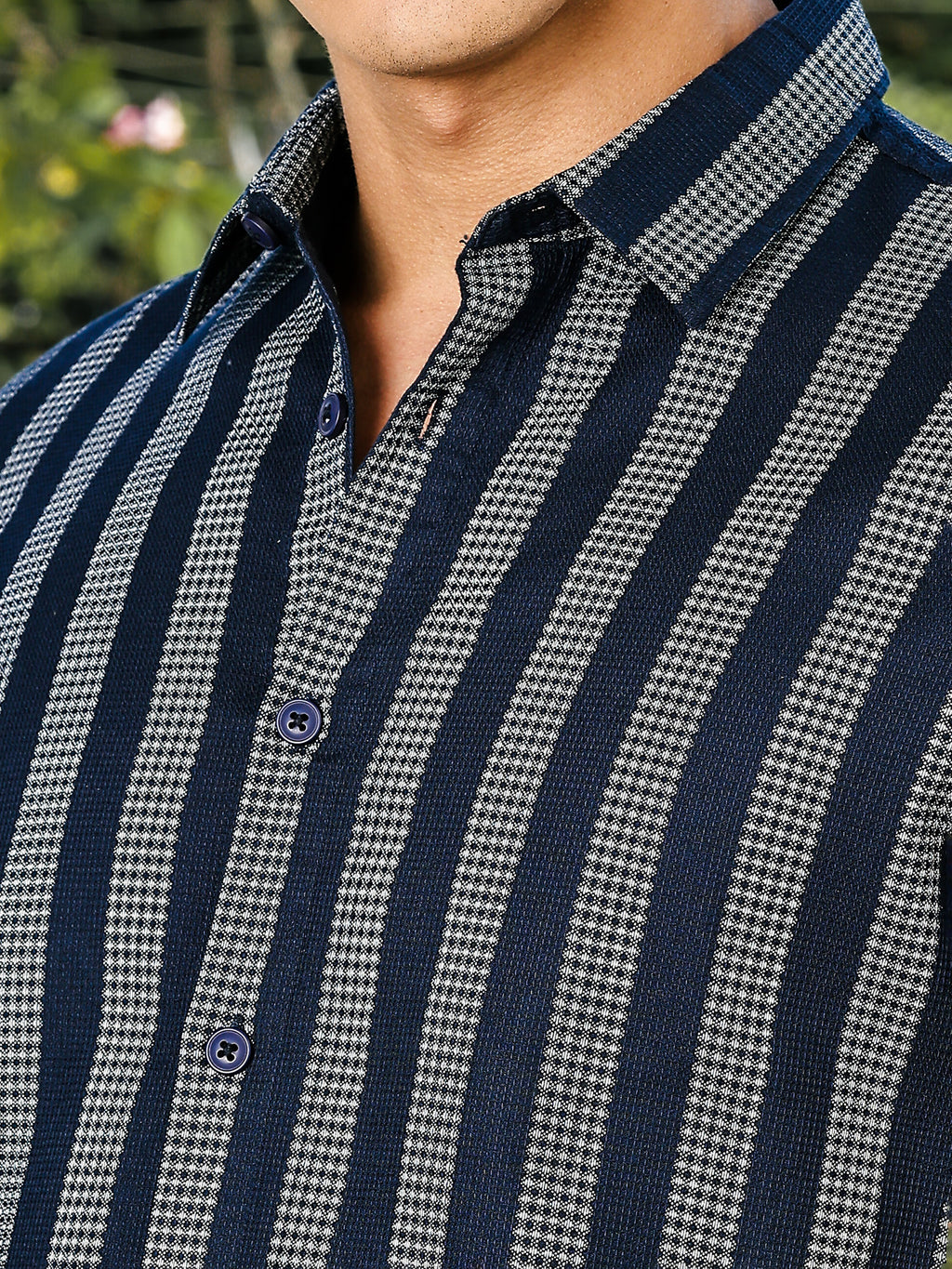 Thomas Scott Men Blue Slim Fit Short Sleeves Waffel Print Woven Casual Shirt