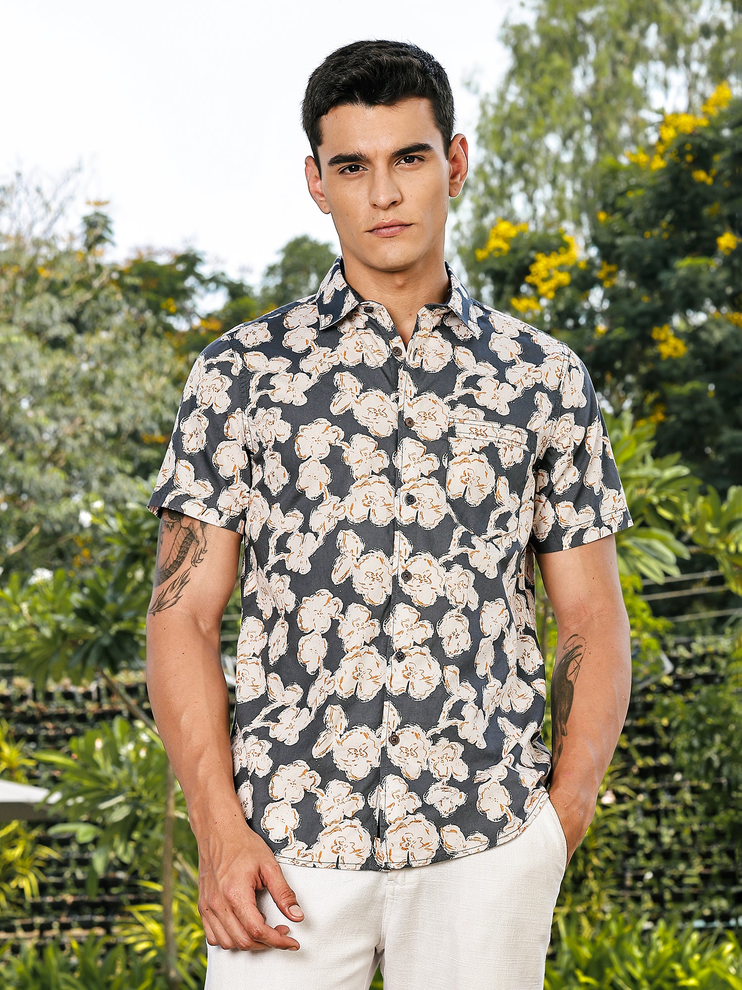 Thomas Scott Men Grey Slim Fit Short Sleeves Floral Printed Woven Casual Shirt