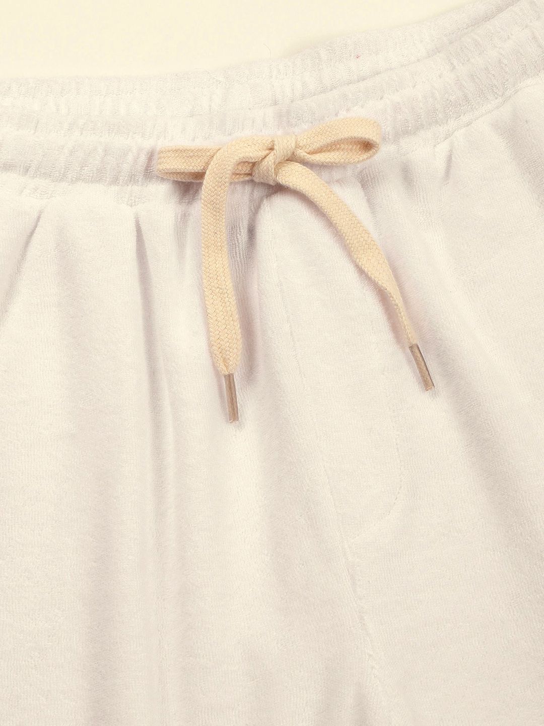 White Regular Fit Mid-Rise Knee Length Drawstring Closure Knitted Shorts For Men