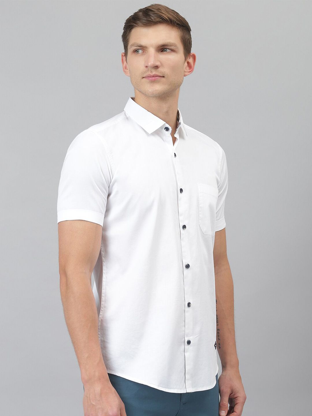 Thomas Scott Men White Relaxed Slim Fit Short Sleeves Spread Collar Solid Casual Shirt