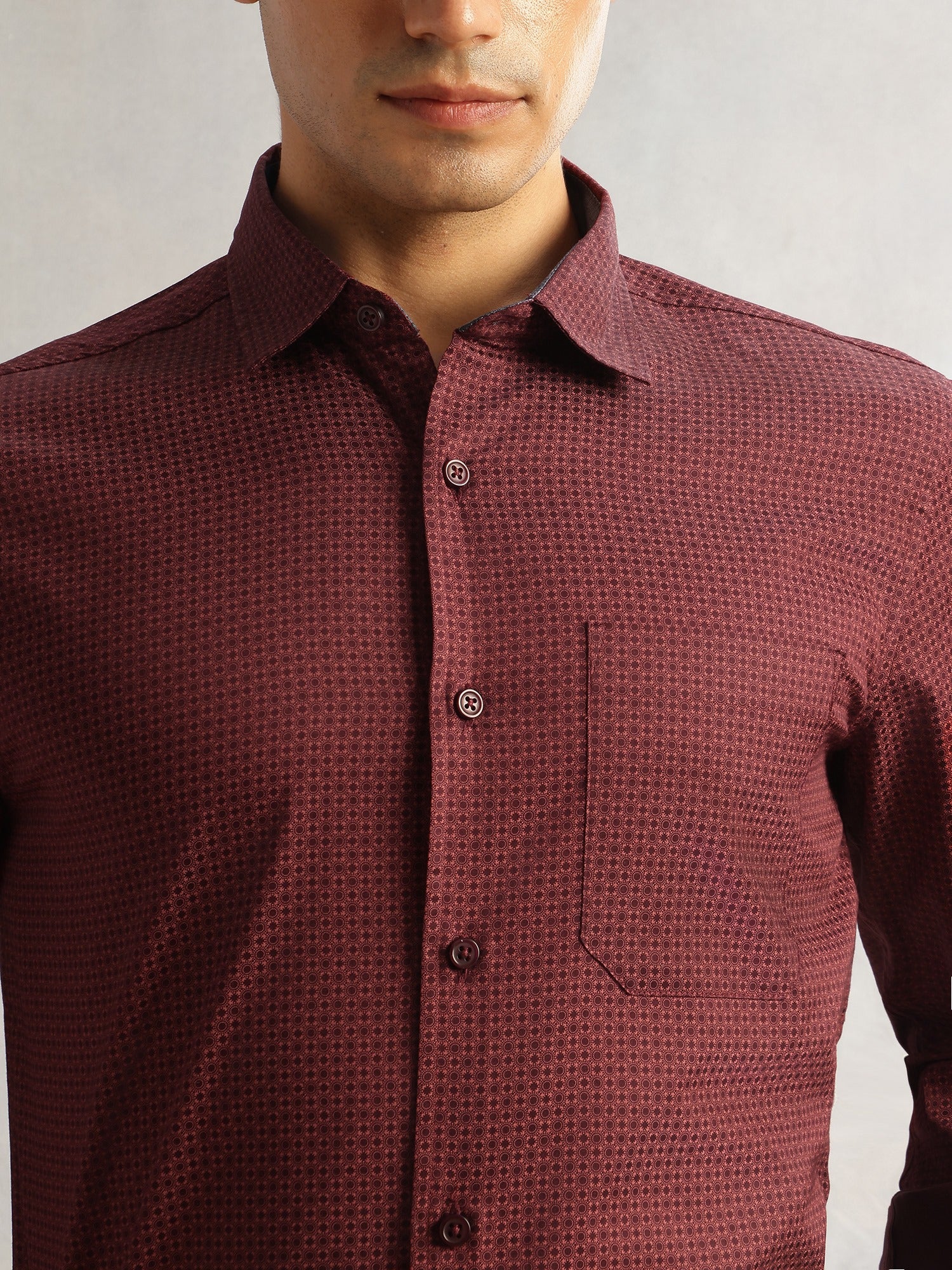 Thomas Scott Men Wine Regular Fit Long Sleeves Cutaway Collar Geometric Printed 100% Cotton Satin Formal Shirt