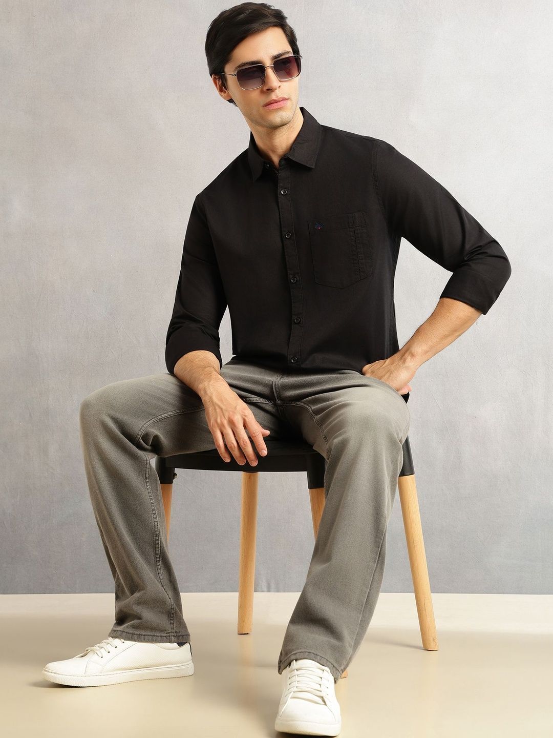 Black Slim Fit Long Sleeves Solid Spread Collar 100% Cotton Twill Casual Shirt For Men